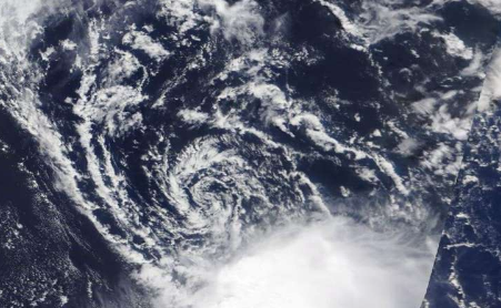 NASA发现影响热带低压Erin的风切变
