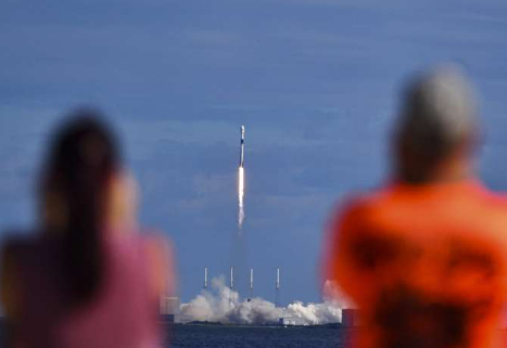 SpaceX为全球互联网再发射60颗小型卫星