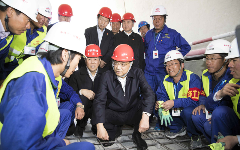 图为7月26日，李克强总理考察西藏自治区山南市川藏铁路拉林段施工现场。