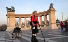电子植入物帮助瘫痪的人再次行走