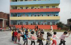 跨境设计中国农村幼儿园的迷你村