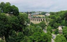 Christian Bauer暂停卢森堡Pont Adolphe下的步行道和自行车道