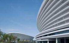 Steven Holl Architects设计了带有弧形玻璃屋顶的北京办公大楼