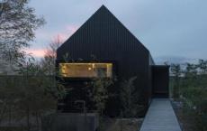 杰夫·斯维塔克在南加州为自己的私人工作室建造了黑木建筑