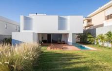 Bloco Arquitetos的全白房屋位于巴西利亚的紧凑地块上