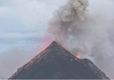 太平洋海底的裂缝导致火山链蛰伏