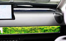 这辆电动车在仪表板上使用苔藓来过滤空气
