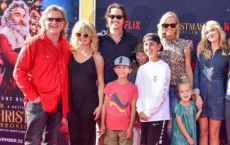 Wyatt Russell和女友Meredith Hagner在Aspen的妈妈Goldie Hawn's House结婚
