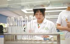 举办艺术史学家和评论家苏赞·博特格的演讲