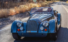 古老的英国跑车2020 Morgan Plus 4与以往一样