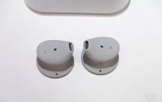微软真正的无线SurfaceEarbuds旨在采用AirPods