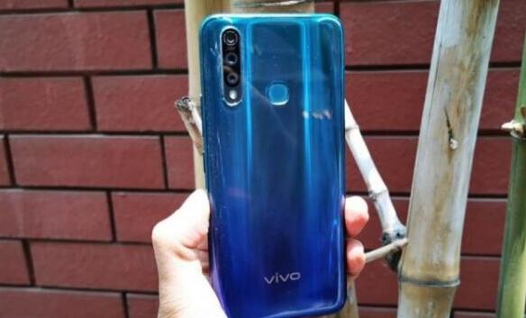 带有钻石形后置摄像头模块的TENAA上的Vivo V17