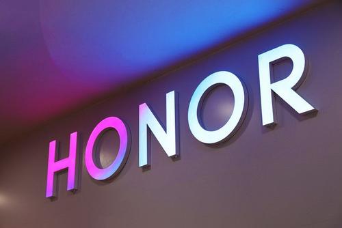 Honor 9X预告片显示三重后置摄像头侧面指纹传感器在发布