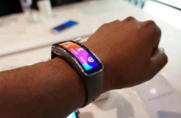 三星的Galaxy S5和Gear Fit熟悉的智能手机和令人惊讶健康追踪器