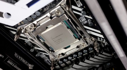 英特尔在酷睿i9-7980XE中发布了18核处理器的野兽， 