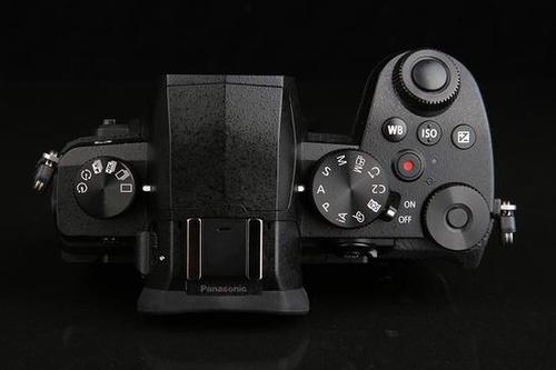 松下Lumix G95的第一印象强大的鲷鱼与紧凑的形状