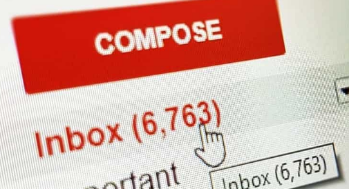 如何在苹果iPhone上的Gmail中启用暗模式 