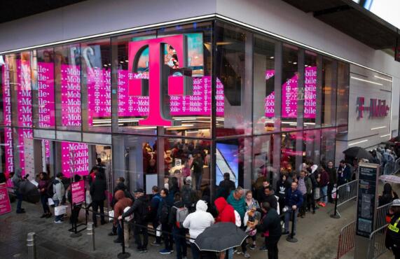 随着12月5日开始的洋红色12天活动 您将从T-Mobile获得一