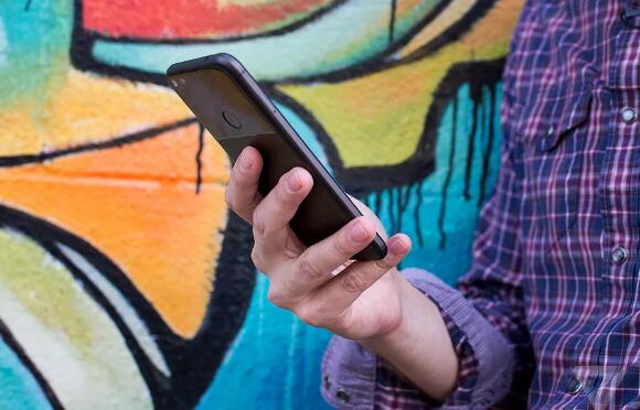如何在Android上的Google Messages应用中启用RCS聊天