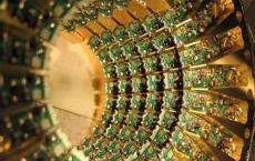 量子计算机利用量子力学的特性来比常规计算机更快地解决