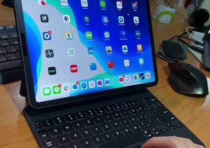 苹果iPad Pro首次推出了自带触摸板的键盘套 