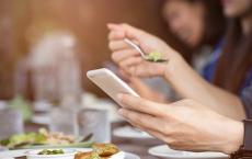 研究显示近四分之三的英国人在餐桌旁使用手机