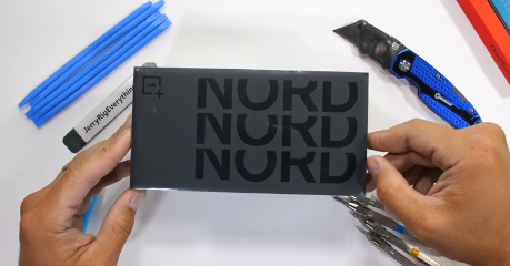OnePlus Nord在彎曲測試期間出現(xiàn)裂縫