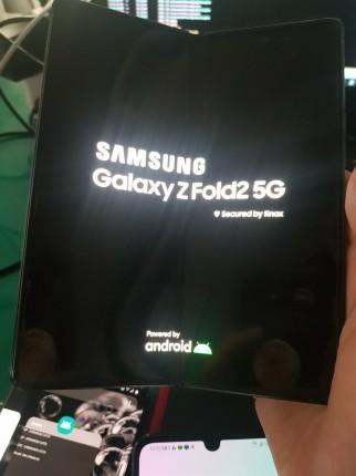 三星Galaxy Z Fold 2出现在泄露的照片中