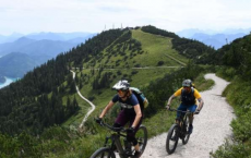 电动自行车在巴伐利亚阿尔卑斯山区发出咕噜声 