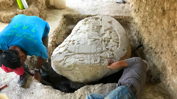 考古学家在危地马拉La Corona的玛雅遗址发现了这座有着1500年历史的祭坛。 图片来源：危地马拉城国家考古和民族学博物馆/拉科罗纳地区考古项目。
