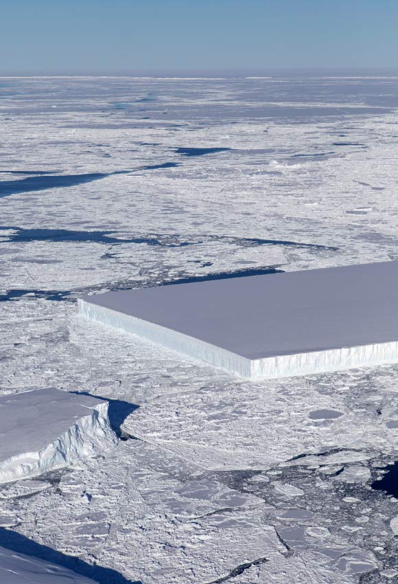 这张长方形冰山的照片是在2018年10月16日南极半岛北部的冰桥行动期间拍摄的。图片来源：美国国家航空航天局的杰里米哈贝克。