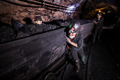 煤矿工人通过geobank系统提高勘探能力