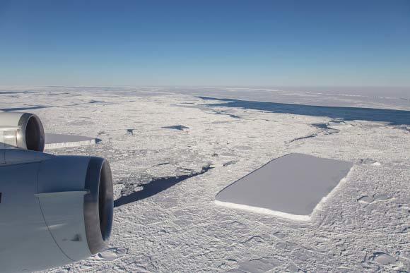 在舷外发动机后面可见的长方形冰山上，冰桥看到了另一个相对长方形的冰山。 图片来源：美国宇航局杰里米哈贝克。