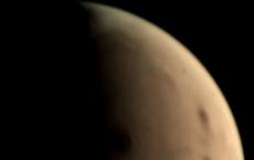 ESA的火星快车轨道器在火星大气层中喷射出细长的云