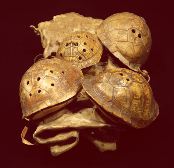 四个东方盒龟摇铃绑在皮革legging与皮革字符串与壳内的石头片。 图片来源：田纳西大学Andrew Gillreath-Brown / McClung自然历史与文化博物馆。