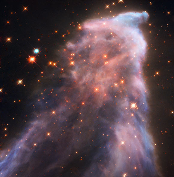IC 63被分类为反射星云（因为它反射附近恒星的光）和发射星云（因为它释放氢-α辐射）; 这两种效应都是由巨大的Gamma Cassiopeiae造成的; 这颗恒星的辐射也慢慢导致星云消散。 图片来源：NASA / ESA / Hubble。