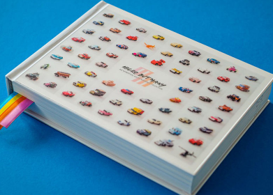 这本400页的书籍拥有许多微型汽车组合