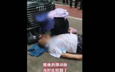 23岁医学生跪地边哭边救人 虽然到医院实习仅一个月但她