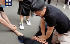 医生跪地救人眼镜都甩飞了 三四分钟后倒地男子脉搏和自