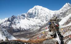 尼泊尔喜马拉雅山的山口和冰川覆盖的冰川