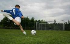在一个季节的青少年足球中累积的次震荡影响