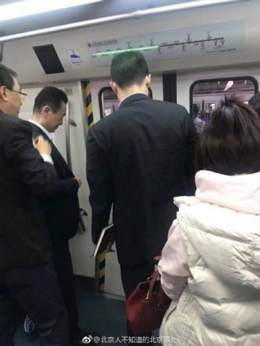 王健林坐地铁或因堵车 网友戏称与首富坐同款座驾