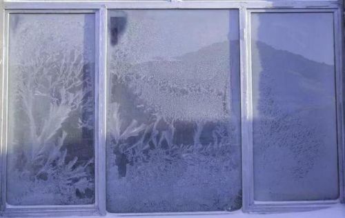 冬天玻璃上形成的冰窗花一般在窗户的哪一侧？蚂蚁庄园2月10日答案最新